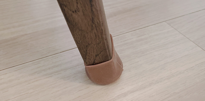 フローリング保護アイテム使用例：脚キャップ