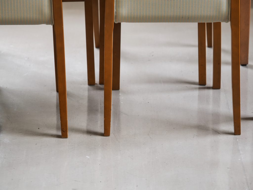 家具の脚と床